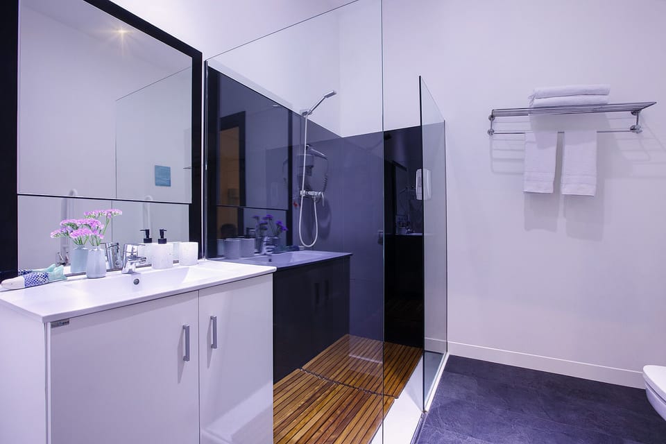 Twin Room, Balcony | Bathroom | Shower, free toiletries, hair dryer, towels