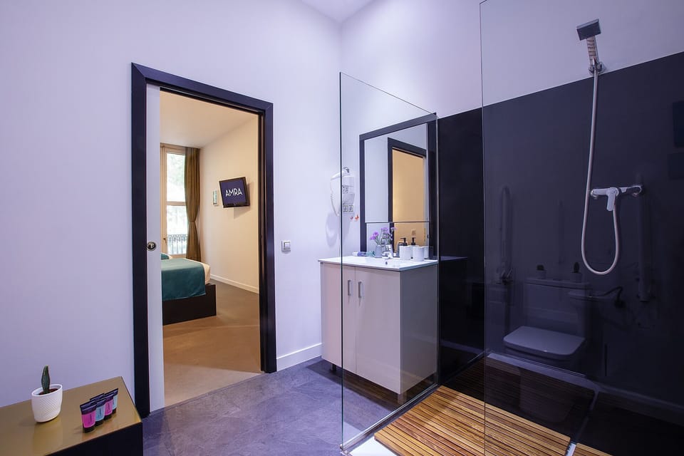 Twin Room, Balcony | Bathroom | Shower, free toiletries, hair dryer, towels