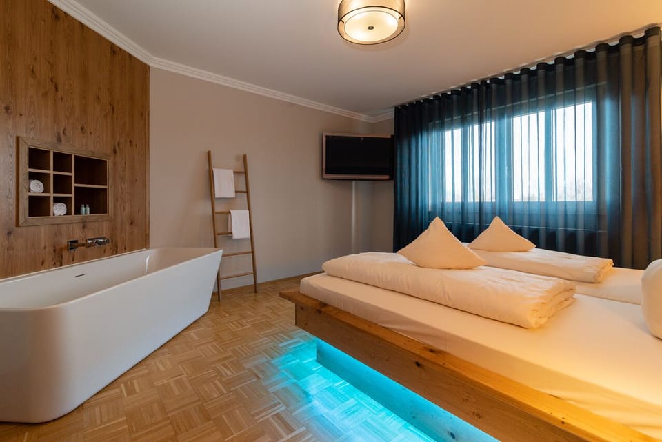 Deluxe Suite | Hypo-allergenic bedding, minibar, individually decorated
