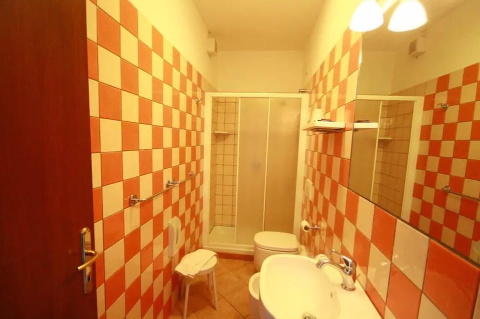 Shower, free toiletries, hair dryer, bidet