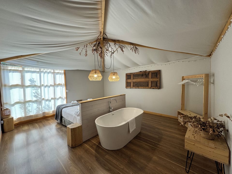 Room, 1 King Bed (Shared bathroom) | WiFi (free), bed sheets