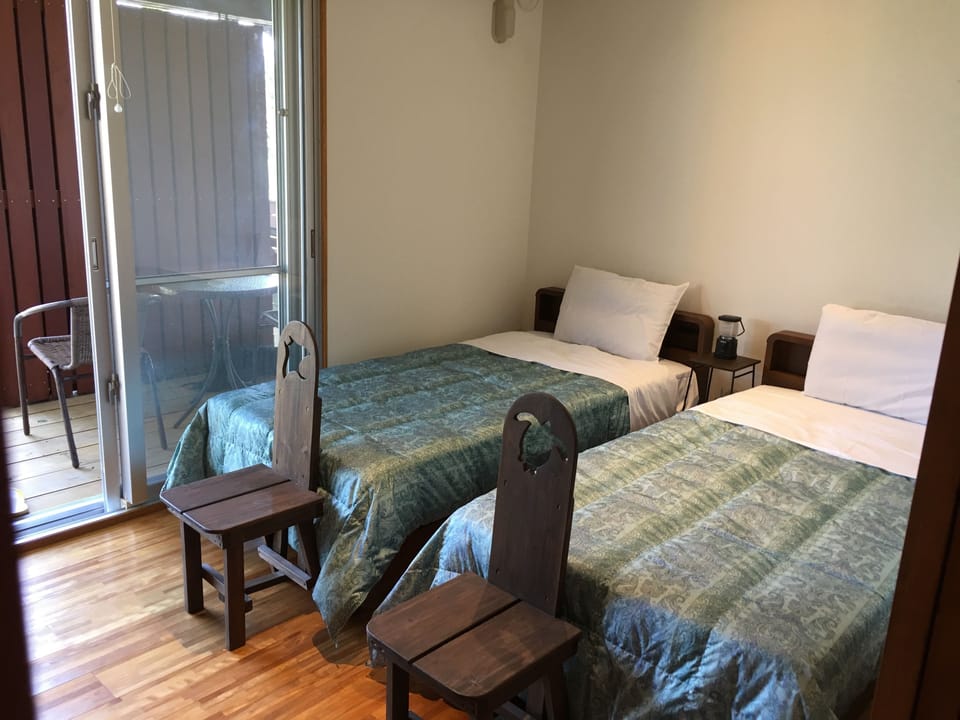 Room, 2 Twin Beds, Non Smoking | Individually decorated, individually furnished, desk, free WiFi