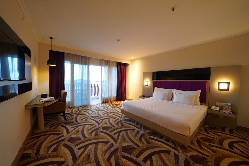Business Room | Minibar, in-room safe, desk, blackout drapes