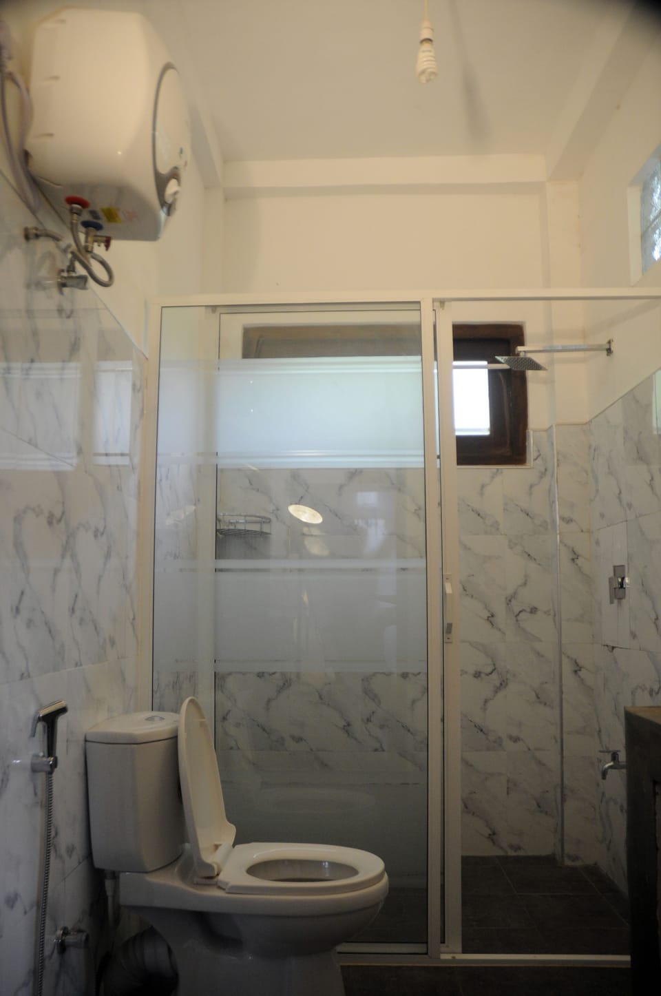 Shower, free toiletries, towels
