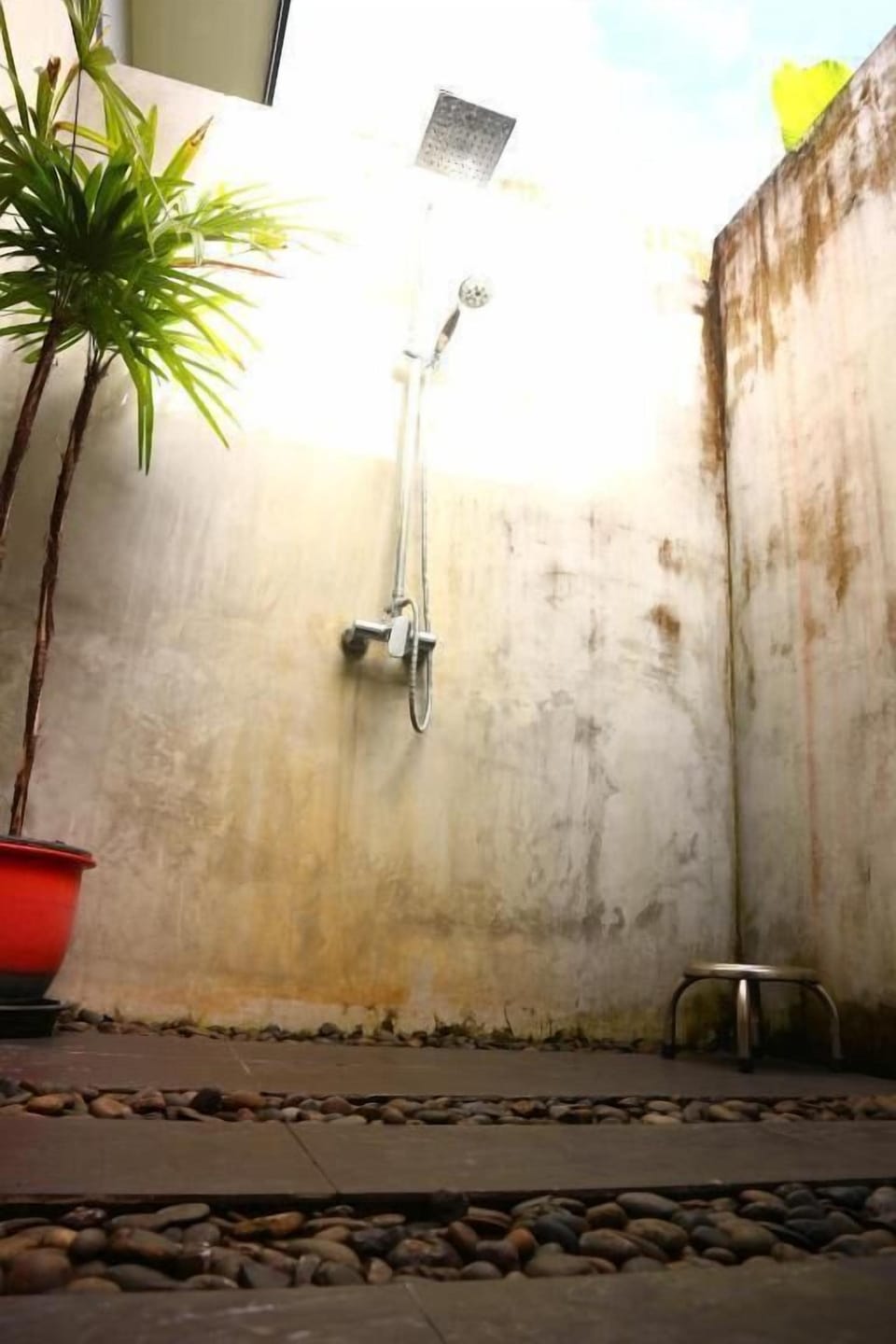 Shower, rainfall showerhead, free toiletries, hair dryer