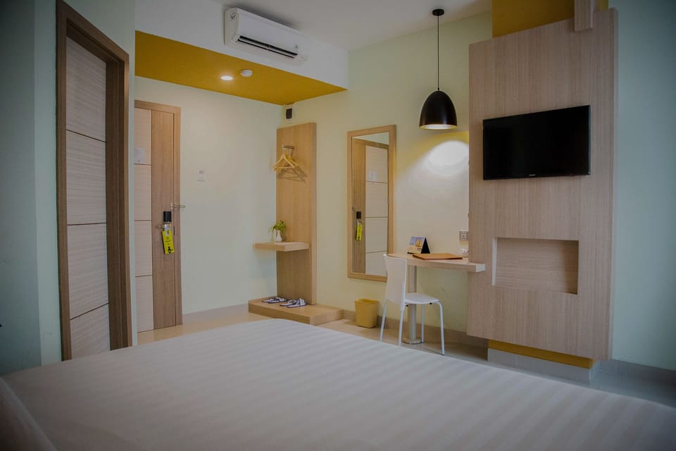 Deluxe Single Room, 1 King Bed | Desk, blackout drapes, WiFi (free)