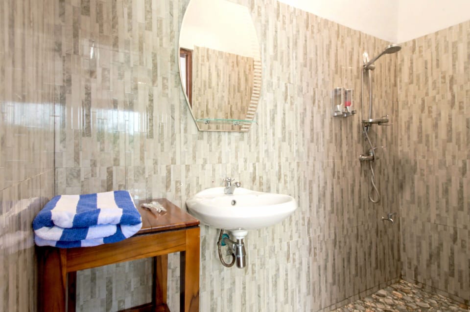 Double Room + 1 child | Bathroom | Shower, free toiletries, hair dryer, towels
