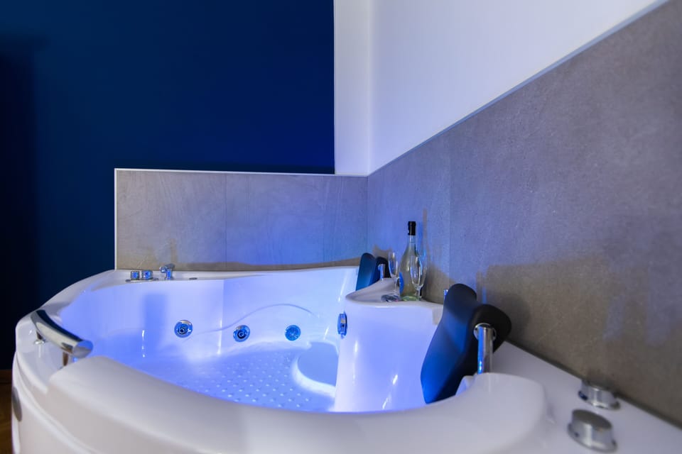 Deluxe Triple Room | Jetted tub