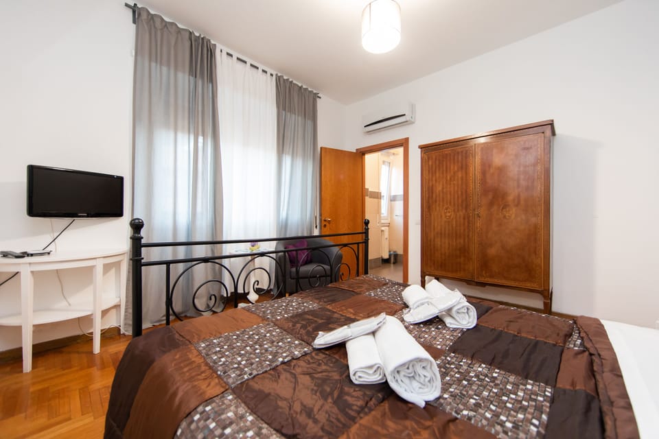Economy Double Room | 1 bedroom, desk, iron/ironing board, free WiFi