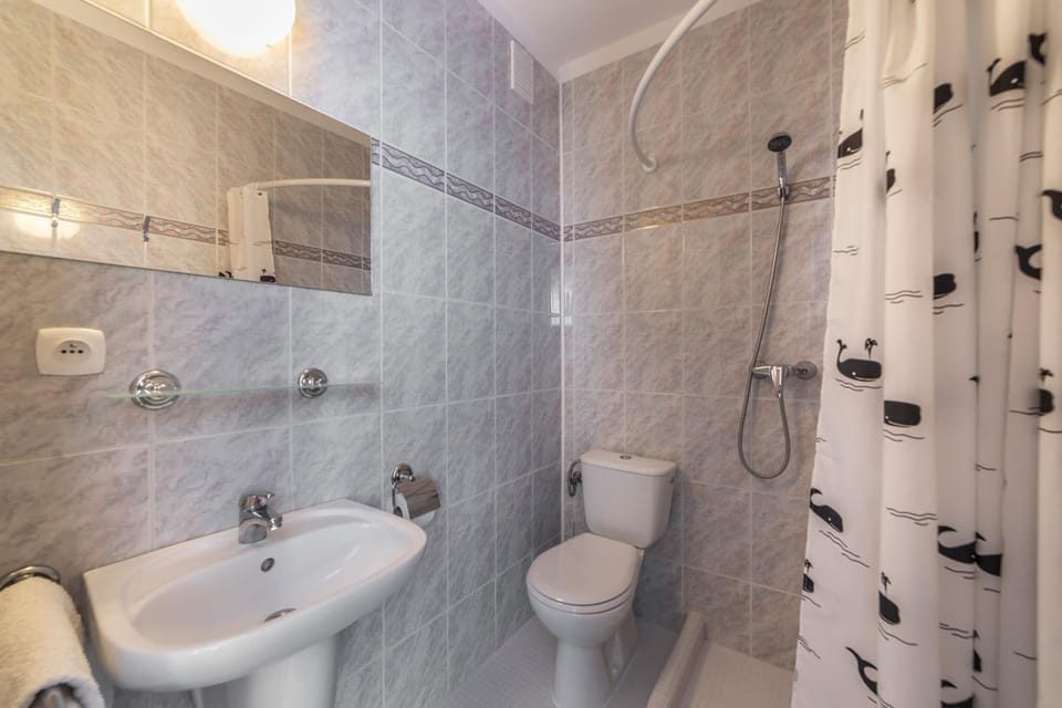 Double Room | Bathroom | Shower, towels
