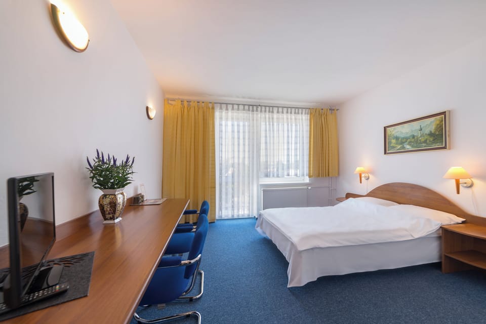 Double Room | Premium bedding, desk, iron/ironing board, cribs/infant beds