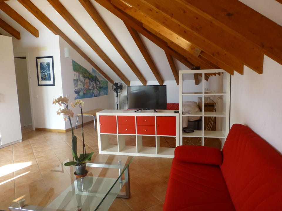 Deluxe Apartment, Ensuite | Living area | 32-inch flat-screen TV with satellite channels, LED TV