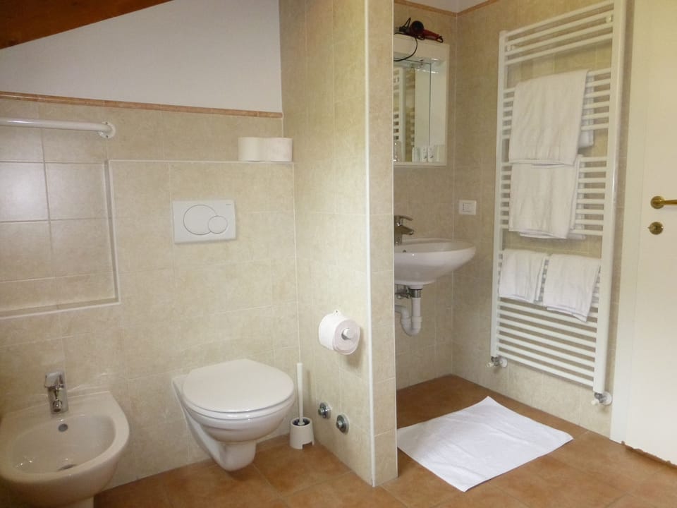 Deluxe Apartment, Ensuite | Bathroom | Shower, free toiletries, hair dryer, bidet