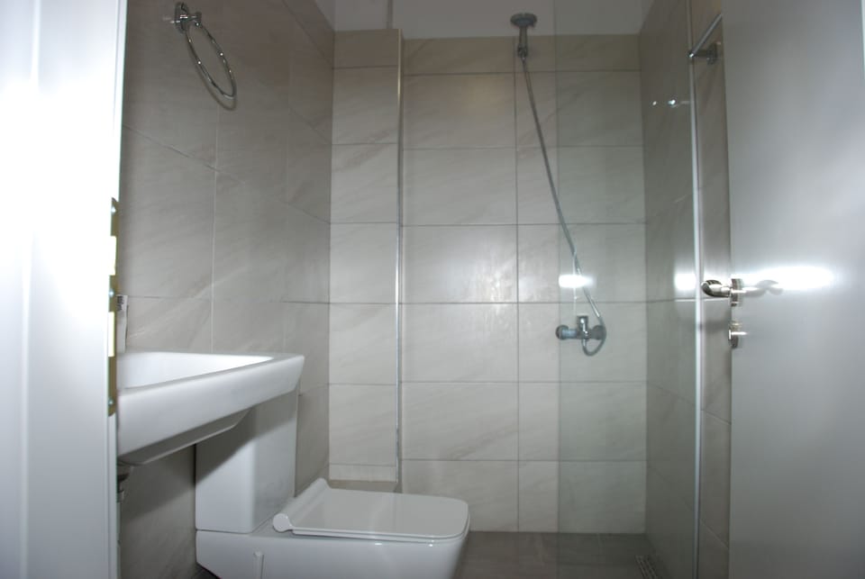 Triple Room | Bathroom | Shower, free toiletries, towels