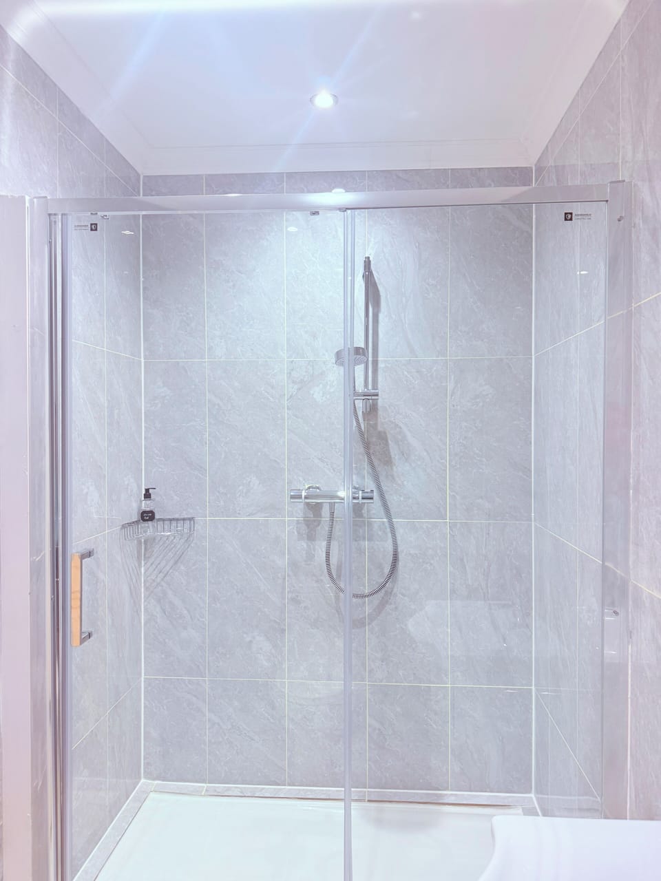 Studio Family | Bathroom | Shower, free toiletries, hair dryer, towels