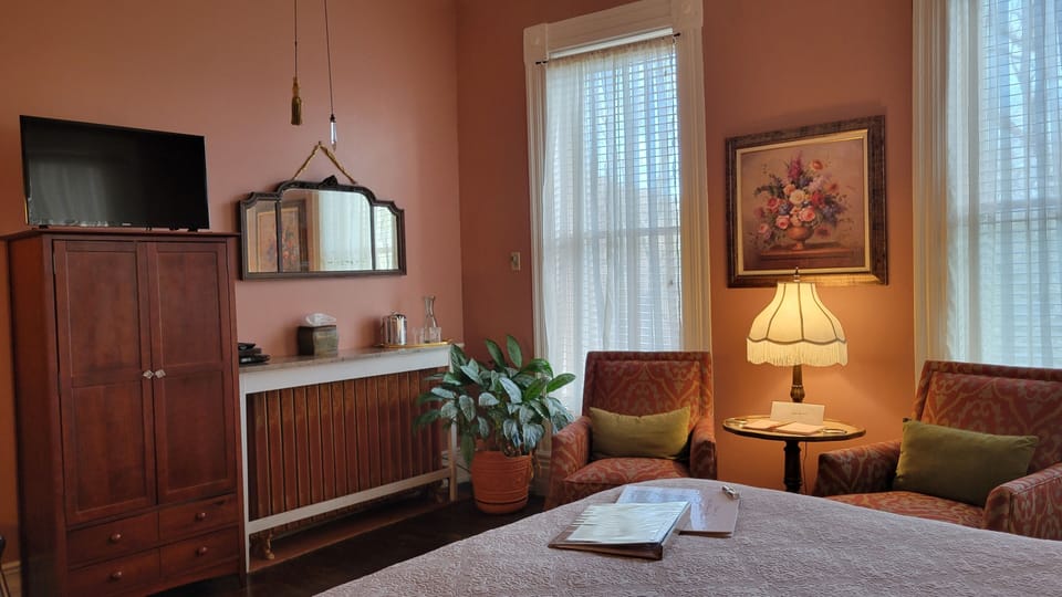 Comfort Single Room, 1 King Bed (East Chamber) | Individually decorated, individually furnished, iron/ironing board