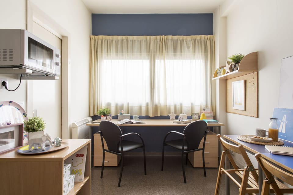 Superior Studio | Desk, rollaway beds, free WiFi, bed sheets