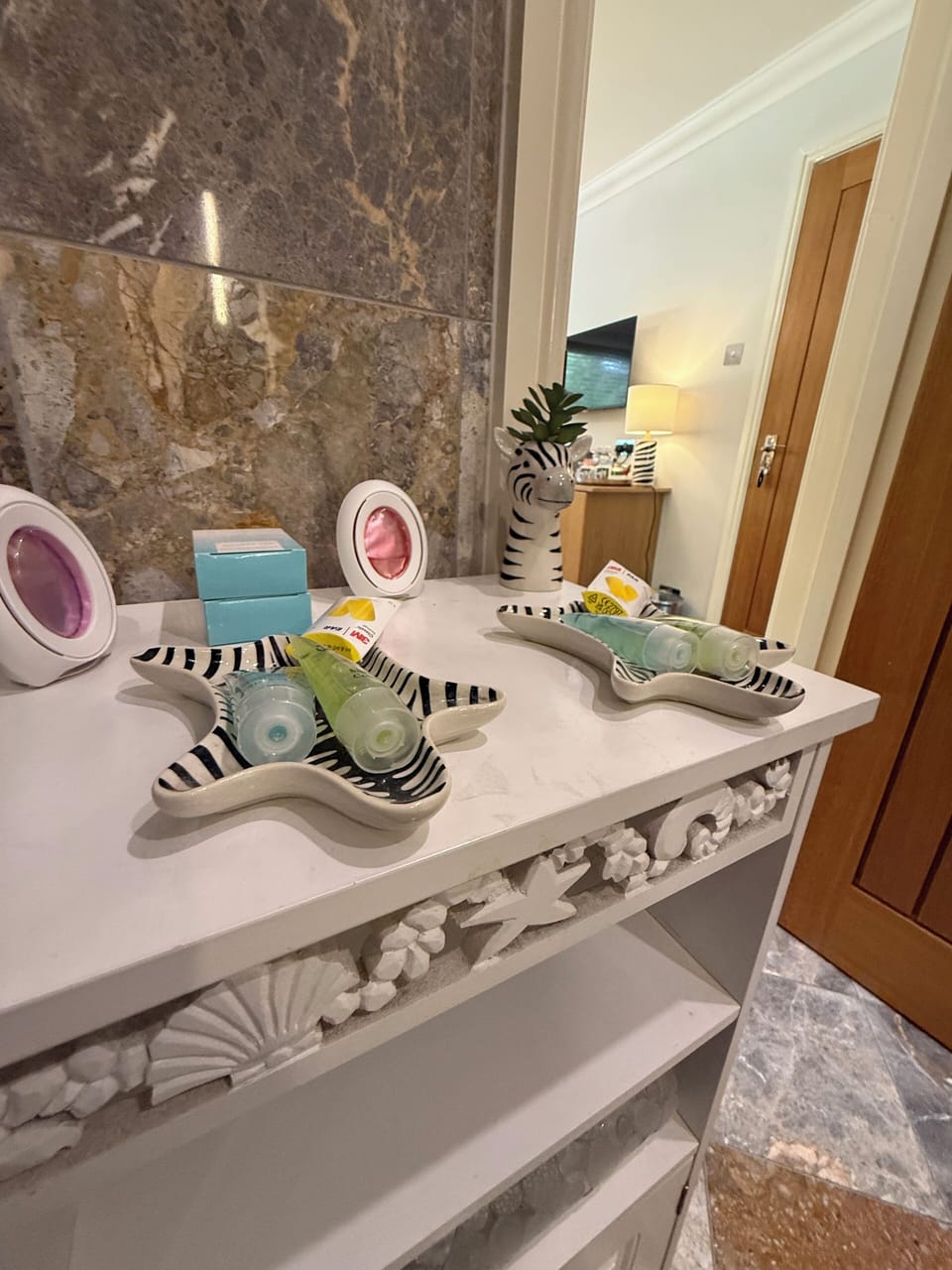 Combined shower/tub, free toiletries, hair dryer, towels