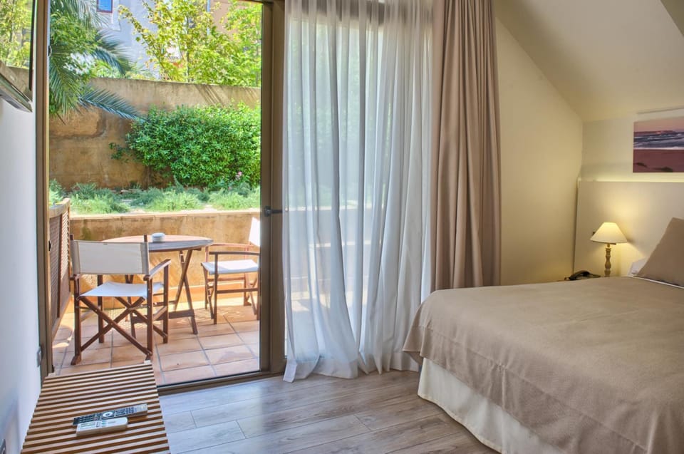 Double Room, Terrace | Minibar, in-room safe, blackout drapes, free WiFi