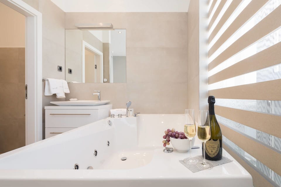 Superior Apartment, 2 Bedrooms, Balcony, Sea View | Jetted tub