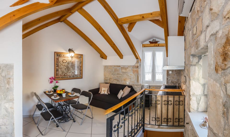 Deluxe Studio (Radunica 17) | In-room safe, desk, laptop workspace, soundproofing