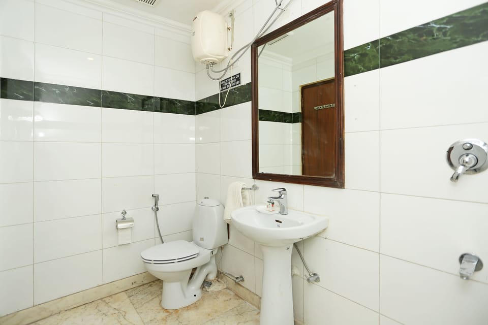 Double or Twin Room | Bathroom | Shower, rainfall showerhead, towels