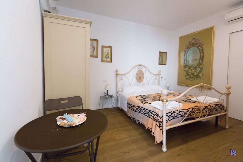 Double Room | Minibar, desk, soundproofing, iron/ironing board