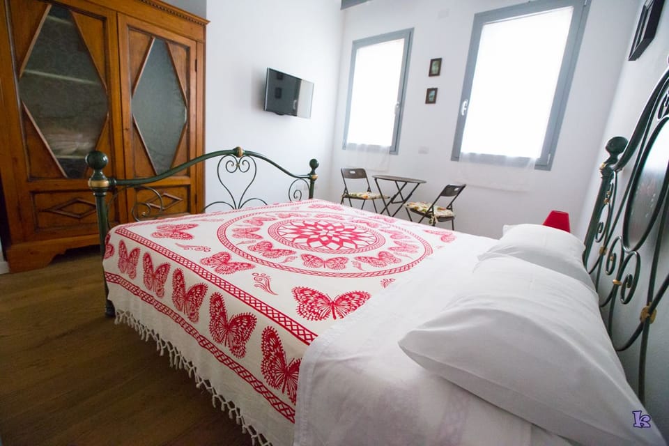 Triple Room | Minibar, desk, soundproofing, iron/ironing board