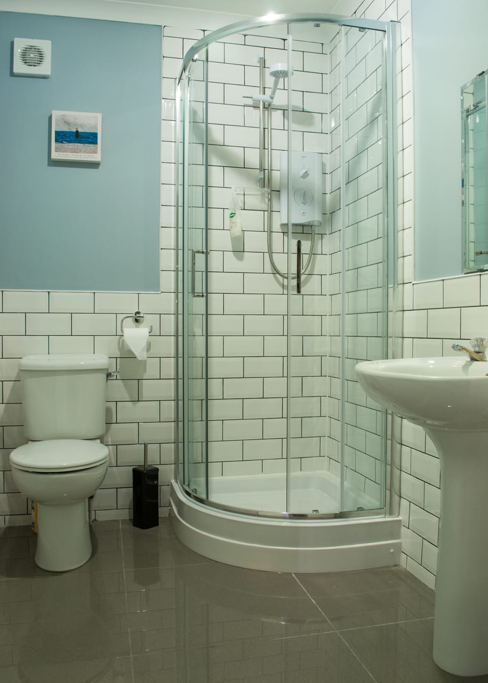 Standard Single Room, 1 Twin Bed | Bathroom | Shower, hair dryer, towels