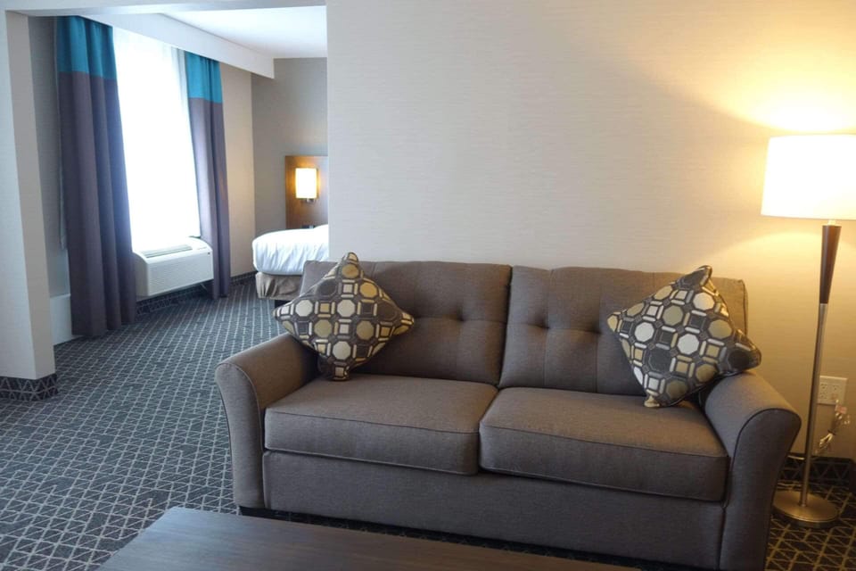 Down comforters, in-room safe, desk, blackout drapes