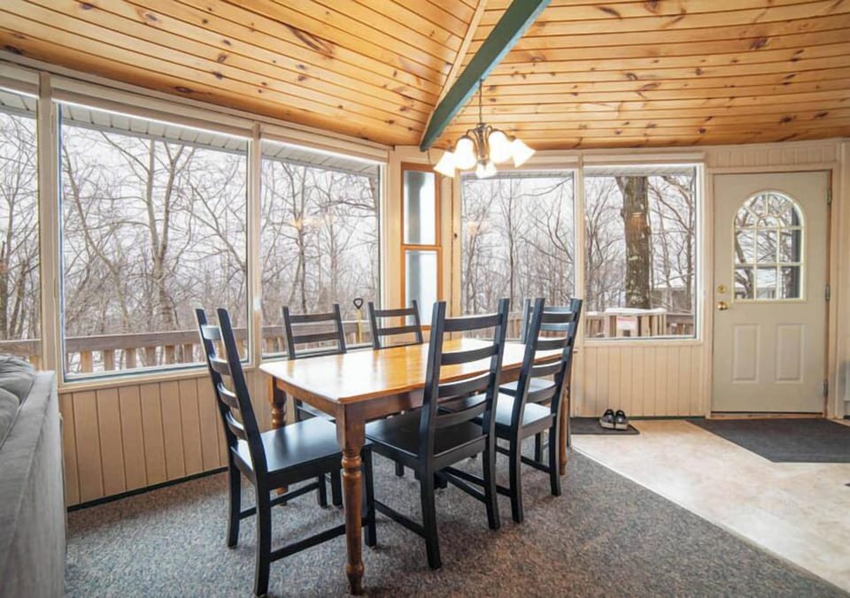 Villa #8- Timber Wolf | In-room dining