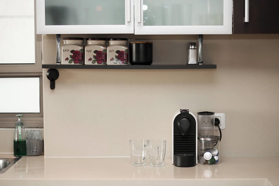 Coffee/tea maker, freezer
