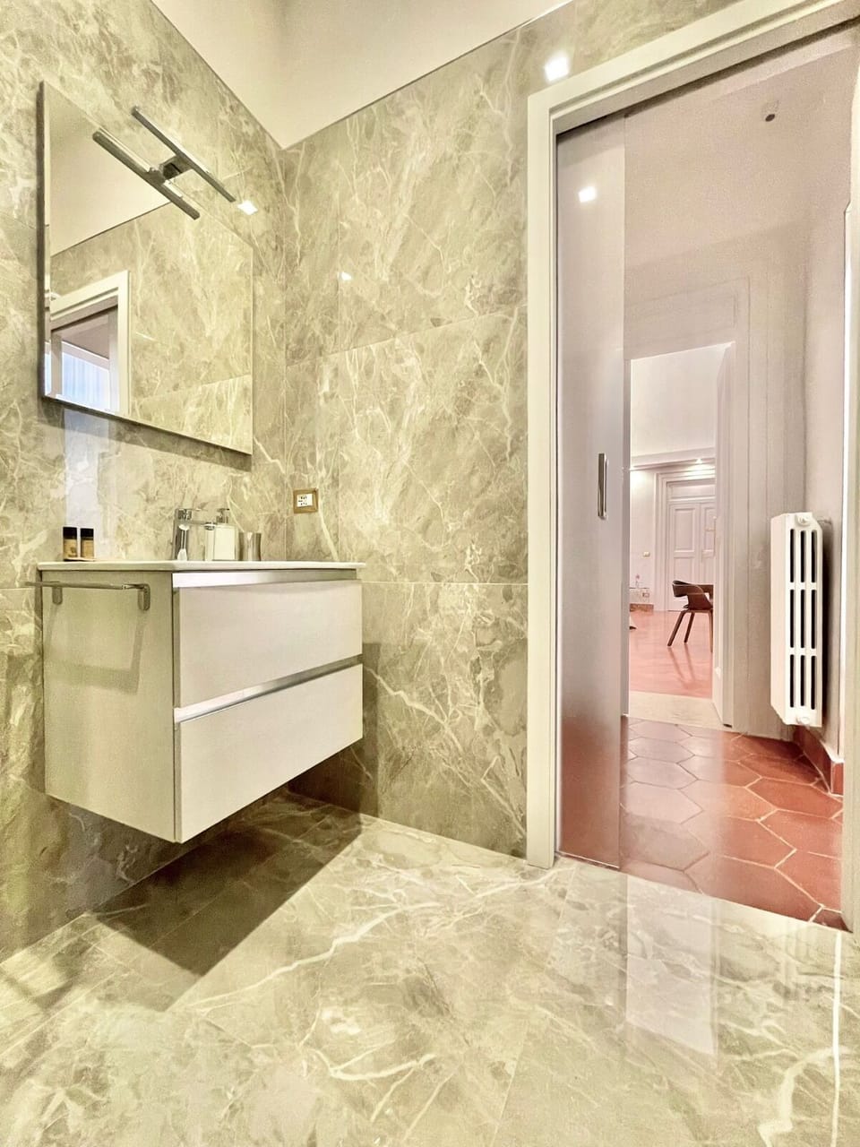Superior Apartment, 1 King Bed with Sofa bed | Bathroom | Shower, rainfall showerhead, free toiletries, hair dryer