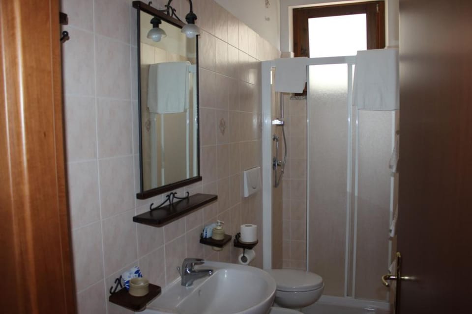 Single Room | Bathroom | Shower, free toiletries, hair dryer, bathrobes