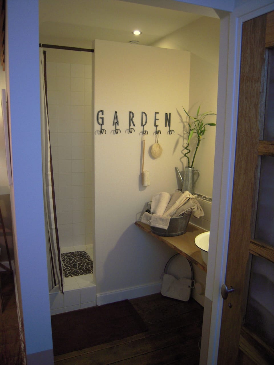 Double Room (Audomaroise) | Bathroom | Shower, free toiletries, hair dryer, towels