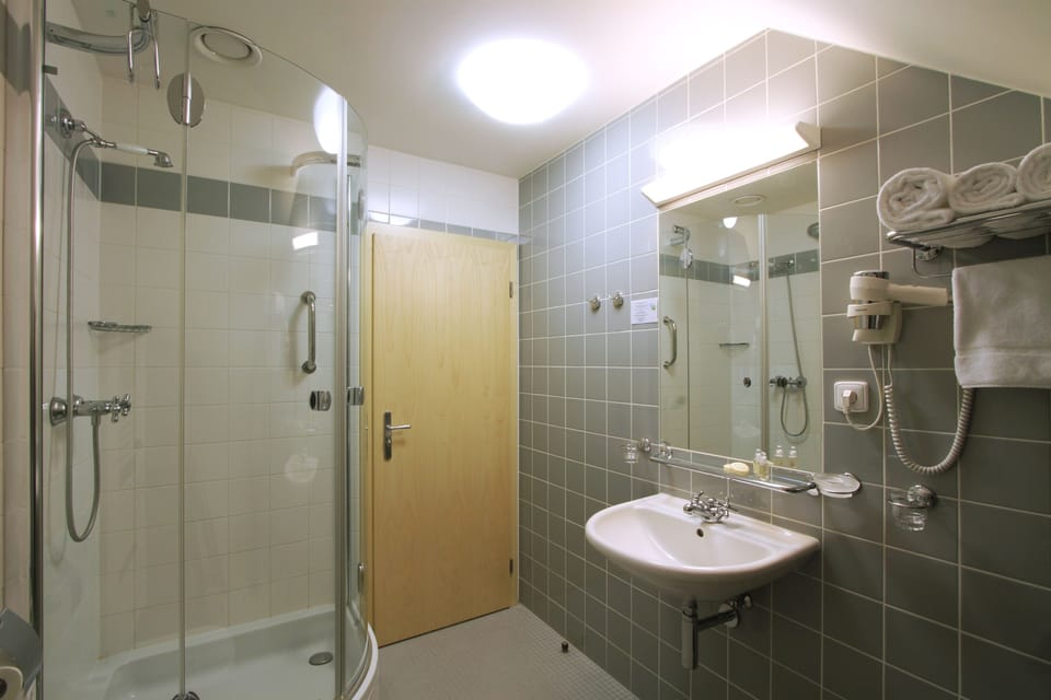 Apartment | Bathroom | Combined shower/tub, free toiletries, hair dryer, towels