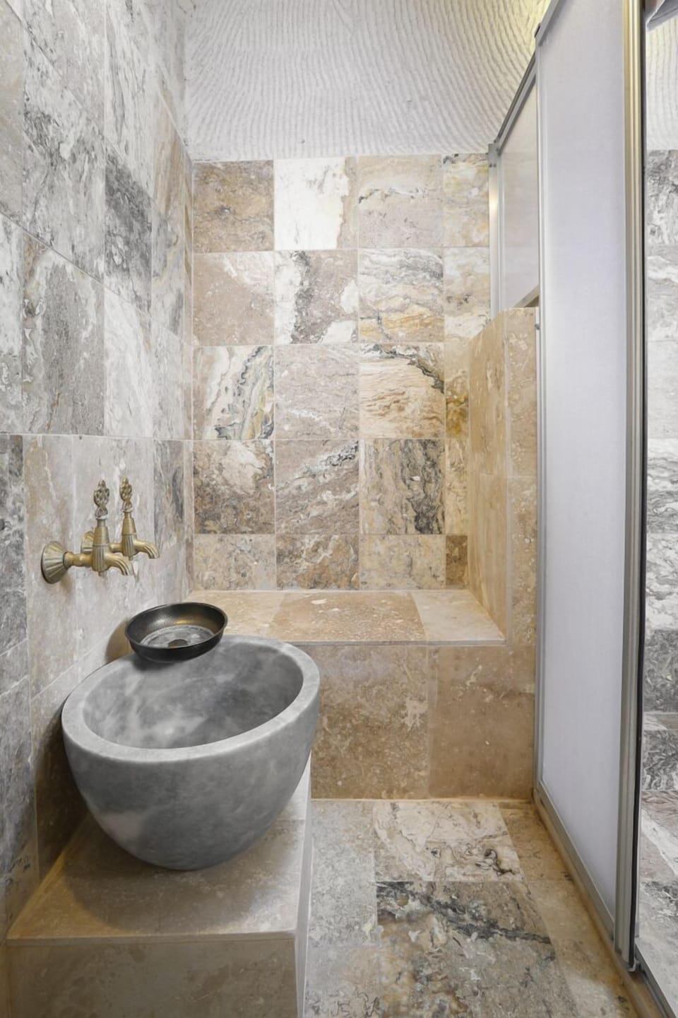 Deluxe Room | Bathroom | Free toiletries, hair dryer, slippers, towels