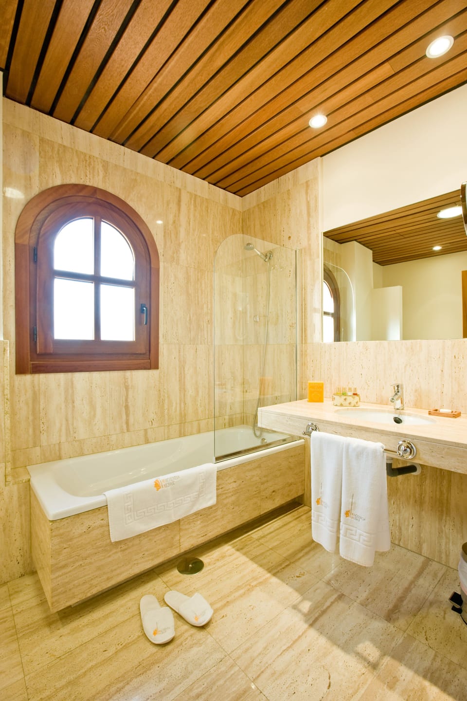 Double Room | Bathroom | Combined shower/tub, free toiletries, hair dryer, bidet