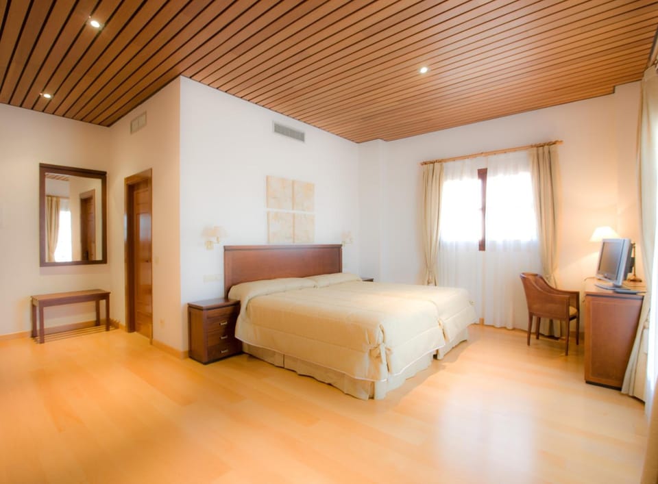 In-room safe, desk, blackout drapes, free cribs/infant beds