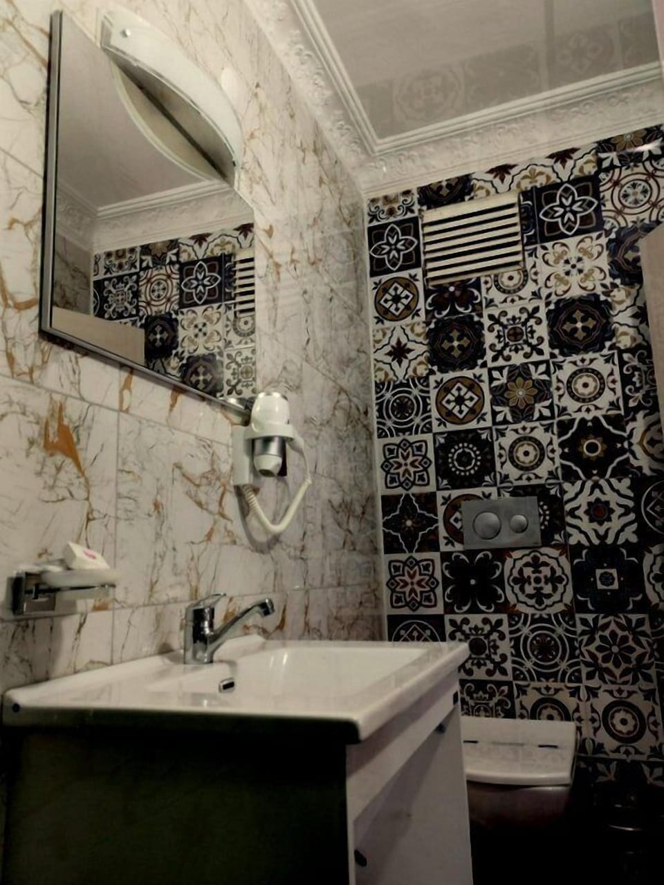 Suite Room | Bathroom | Free toiletries, hair dryer, slippers, towels