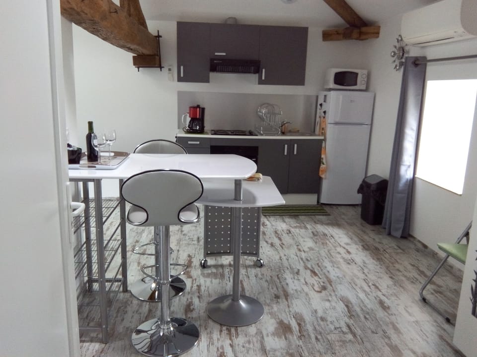 Studio (Merlot) | Private kitchen | Highchair