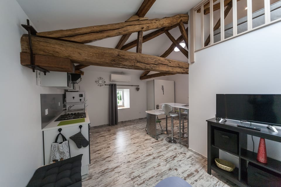 Studio (Merlot) | Living area | Flat-screen TV