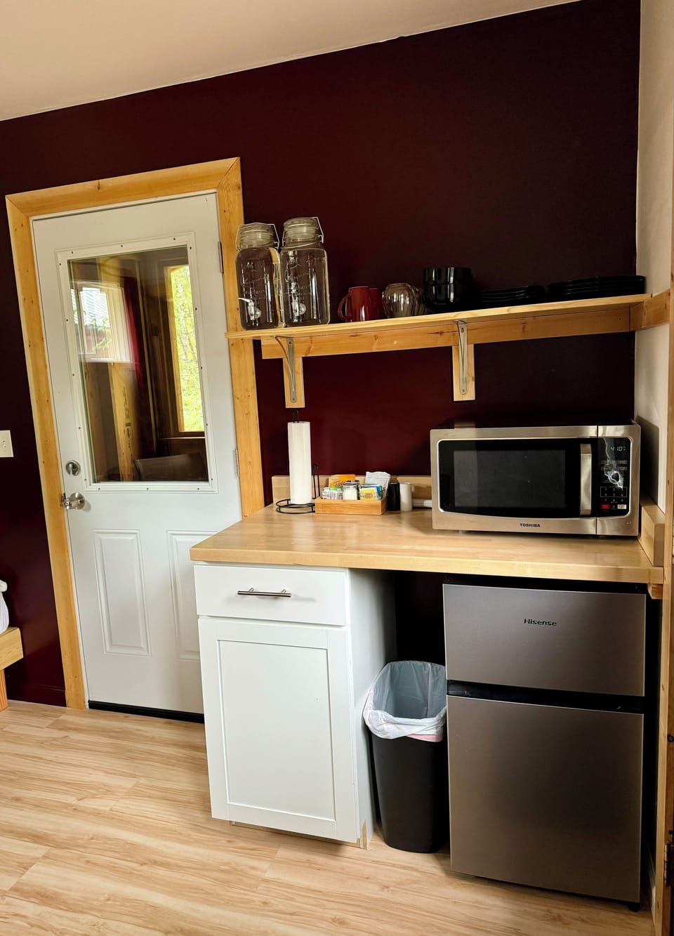 Standard Cabin | Private kitchen | Microwave, coffee/tea maker, electric kettle, toaster