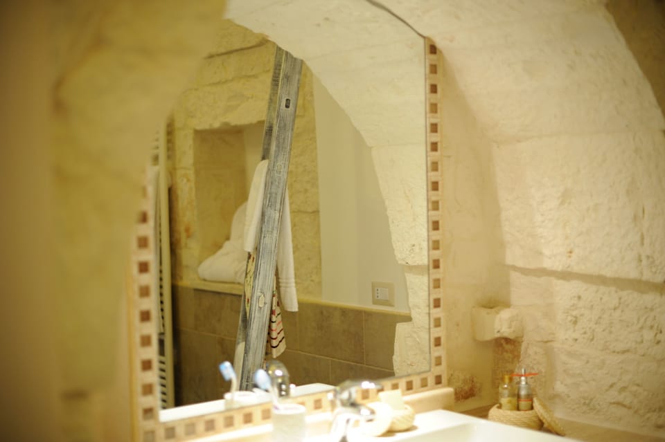 Deluxe Apartment, 1 Bedroom | Bathroom | Shower, free toiletries, hair dryer, bidet