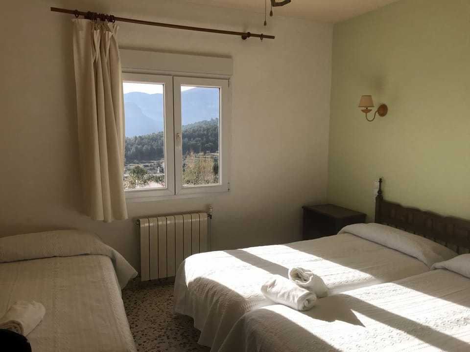 Triple Room | Desk, free cribs/infant beds, free WiFi, bed sheets