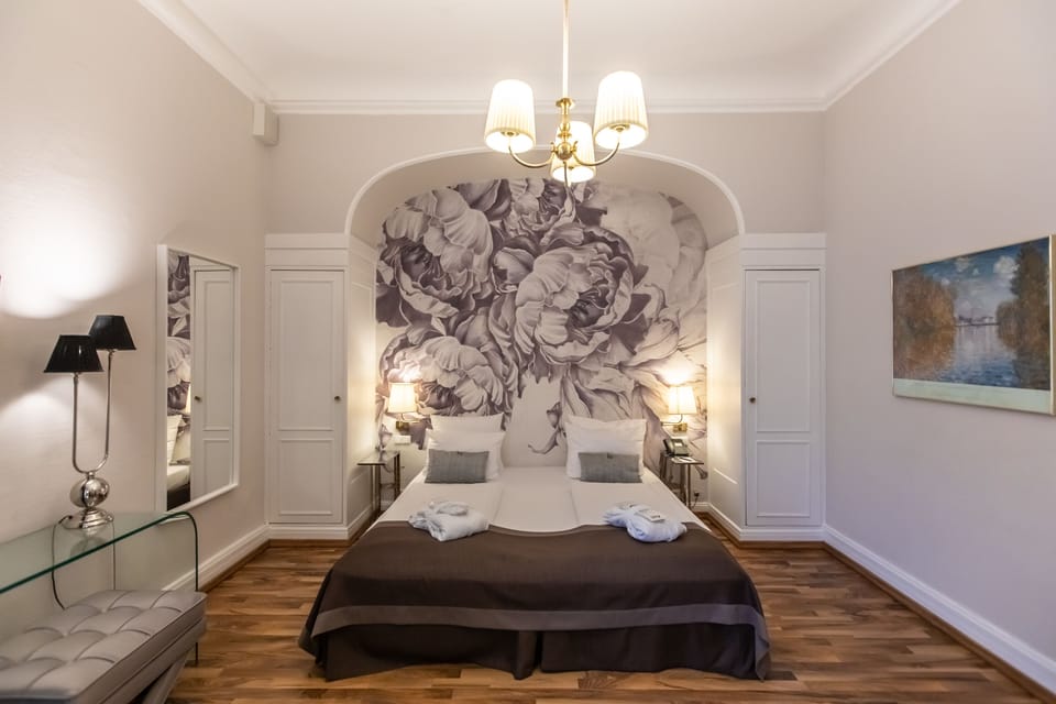 Hypo-allergenic bedding, free minibar, desk, soundproofing