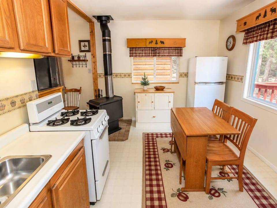 Coffee/tea maker, full-size fridge, microwave, oven