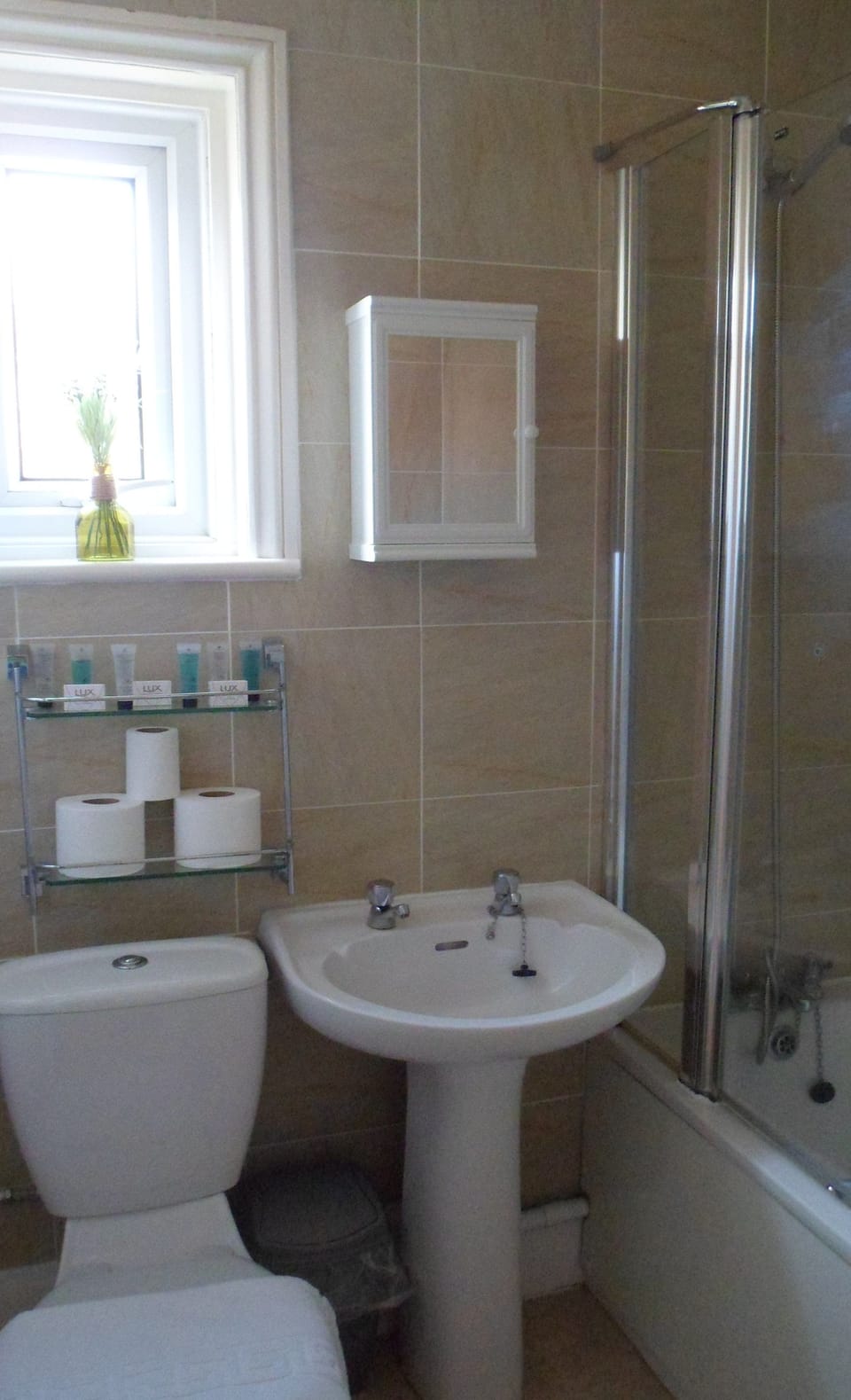 Triple Room, Ensuite | Bathroom | Free toiletries, hair dryer, towels