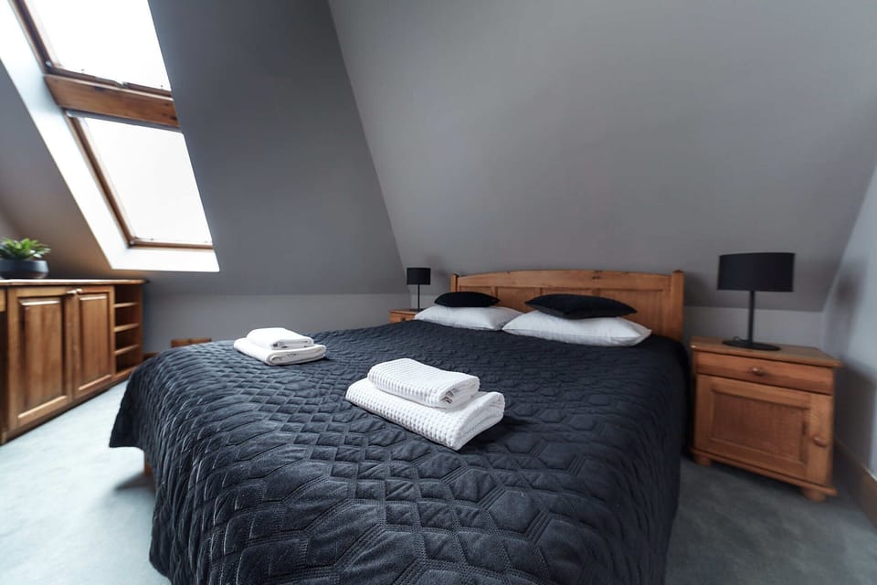 Twin Room, 2 Twin Beds | In-room safe, desk, iron/ironing board, free WiFi