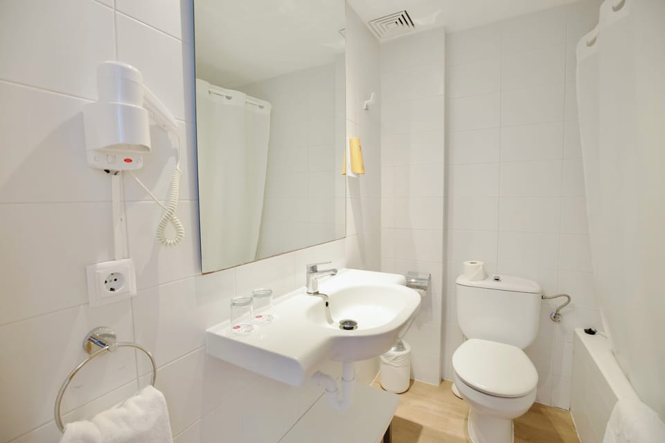 Combined shower/tub, hair dryer, towels